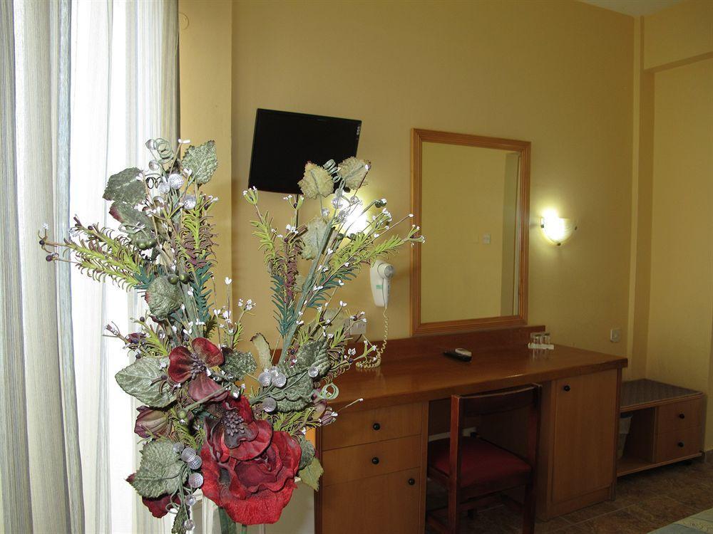 Flamingo Beach Hotel Larnaca Ngoại thất bức ảnh